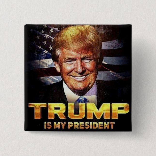 CHAPA CUADRADA TRUMP ORGULLOSO (Anverso)