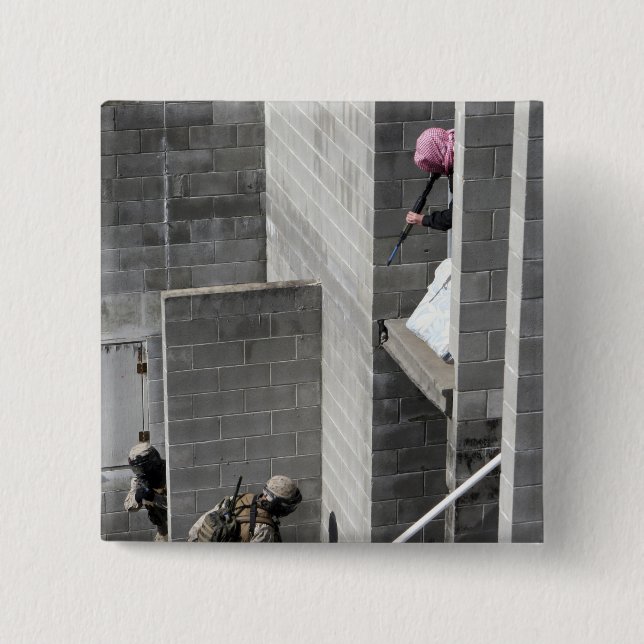 Chapa Cuadrada Un agresor enemigo de los marines y de los actores (Anverso)