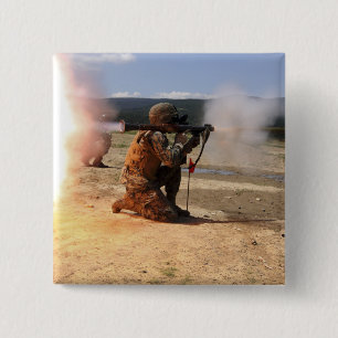 Chapa Cuadrada Un assaultman enciende una granada impulsada por