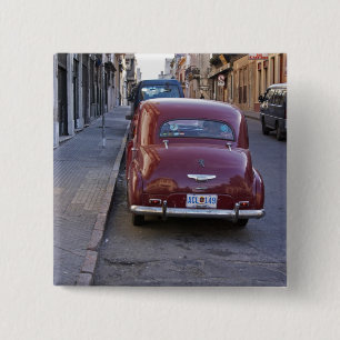 Chapa Cuadrada Un clásico coche rojo antiguo Peugeot estacionado 