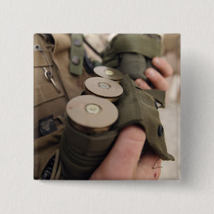 Chapa Cuadrada Un infante de marina acuna puñados de granadas de