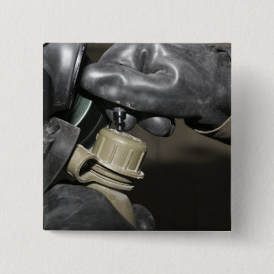 Chapa Cuadrada Un infante de marina inserta un tubo de