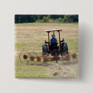 Chapa Cuadrada Un joven muchacho conduciendo un tractor cosechand
