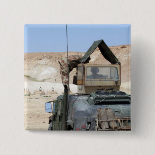 Chapa Cuadrada Un más soldiier da instrucciones a un soldado