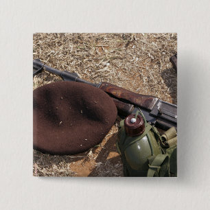 Chapa Cuadrada Un rifle, una cubierta militar y una cantina