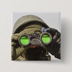 Chapa Cuadrada Un soldado afgano explora el horizonte