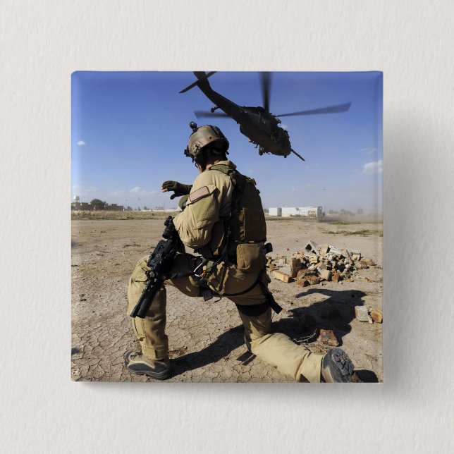 Chapa Cuadrada Un soldado conduce la seguridad de un HH-60 (Anverso)