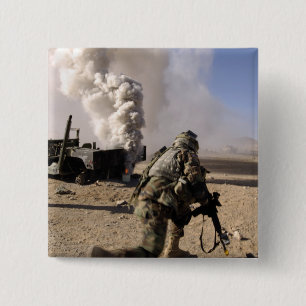 Chapa Cuadrada Un soldado reacciona a explos controlados