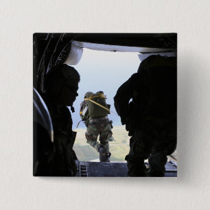 Chapa Cuadrada Un soldado realiza un salto del estático-line