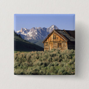Chapa Cuadrada Una cabaña de troncos y las montañas Sawtooth en