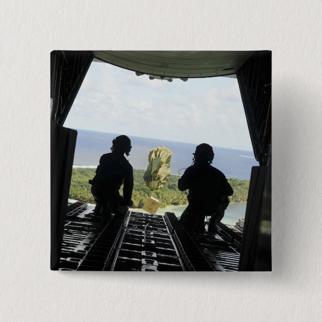 Chapa Cuadrada Una caja de artículos humanitarios (Anverso)