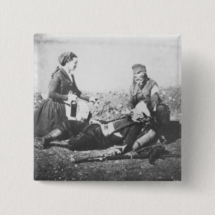 Chapa Cuadrada Una enfermera que tiende a un hombre herido