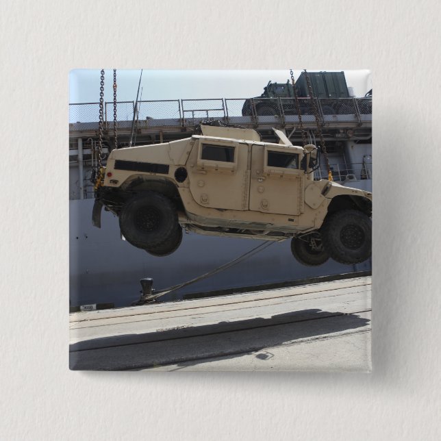 Chapa Cuadrada Una grúa levanta una Humvee M998 (Anverso)