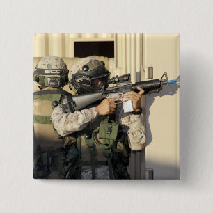 Chapa Cuadrada Una infantería explora los objetivos su arma