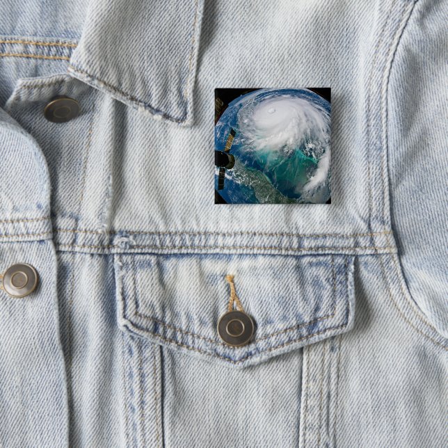 Chapa Cuadrada Vista Del Huracán Dorian. (In situ)