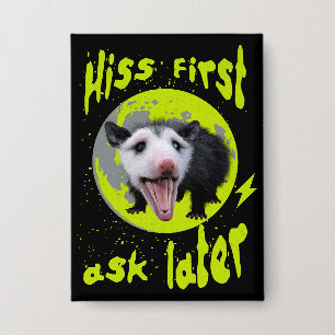 Chapa Hiss First Ask Later Divertido Humor de Zarigüeya 