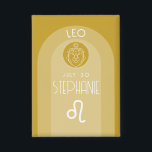Chapa Leo Personalizado Birthday Zodiac - Diseño moderno<br><div class="desc">Personalice este botón con una fecha de nacimiento y un nombre. Un diseño con el signo del zodiaco - Leo. Personalice este conjunto de tarjetas con fecha de nacimiento y nombre. Un diseño de cumpleaños personalizado con el signo de zodiaco - Leo. Un color dorado cálido - asociado con Leo...</div>