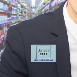 Chapa Nombre comercial y logotipo en rectángulo azul cla<br><div class="desc">Botón de rectángulo azul claro que puede personalizar escribiendo su nombre de negocio y cargando su logotipo de negocio. Personalizar y úselo como un accesorio uniforme para anunciar su negocio o promocionar su marca a clientes o clientes. Accesorio de personalizable que puede utilizar como material de marketing para crear conciencia...</div>