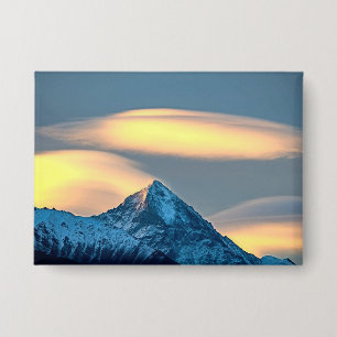 Chapa Nubes Únicas Sobre Montañas Cubiertas de Nieve