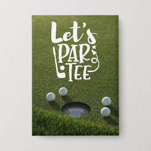 Chapa Pelota de golf en par tee de golf en hierba verde