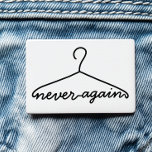 Chapa Percha de tela nunca más elección<br><div class="desc">¡Haz una declaración audaz con esta ingeniosa camiseta "Percha de tela nunca más por elección"! Perfecto para aquellos que quieren defender los derechos reproductivos con estilo, este tee presenta un minimalista ilustracion de arte lineal de un colgador de tela, llamativo como potenciador. Esta camiseta, diseñada para los que no tienen...</div>