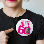 Chapa Redonda De 10 Cm 60.ª foto y nombre del personalizado rosa de feliz<br><div class="desc">Rosa de 60 años en blanco, foto de 60 personalizados y placa de botón de alfiler nombre. Fun 60.º diseño de foto cumpleaños personalizado. Personalice con una fotografía del chica de cumpleaños en el medio del número 0. Excelente idea para añadir algo de diversión a un hito de 60 años....</div>
