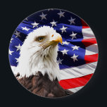 Chapa Redonda De 10 Cm Águila y bandera de Estados Unidos<br><div class="desc">Los regalos patrióticos de American Eagle y la decoración de la casa muestran nuestro águila norteamericana elegante contra la bandera de Estados Unidos de América. Etiquetas; bandera, "bandera americana", águila, "águila americana", "blanco y azul rojo", patriótico, américa, estadounidense, Estados Unidos, "4 de julio", "regalos patrióticos", "día conmemorativo", veteranos, "día de...</div>