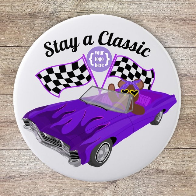 Chapa Redonda De 10 Cm Auto clásico convertible púrpura, banderas a cuadr (logo promotional purple car show car club girl's youth organization fund raiser, bear in a race car)