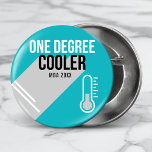 Chapa Redonda De 10 Cm Graduado Personalizado Moderno De Un Grado<br><div class="desc">Este moderno y divertido diseño de graduación presenta el texto "One Degree Cooler" con tu grado o monograma y año en texto moderno en blanco y negro sobre un fondo verde azulado acentuado con un termómetro. #graduación #grado #graduación #botones #accesorios #suministros de fiesta #fiesta #graduationparty #gradparty #cool #humor #divertido #personalizado...</div>