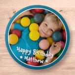 Chapa Redonda De 10 Cm Happy Birthday Modern Simple Star Photo<br><div class="desc">Este diseño sencillo y moderno se compone de una tipografía de suero y añade una foto personalizado.</div>