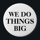 Chapa Redonda De 10 Cm Mostrar botones<br><div class="desc">Botones Pinback de 4 pulgadas muy grandes con las palabras que hacemos las cosas grandes en grandes letras en negrita en blanco y negro clásico con la capacidad de personalizar de la plantilla en línea. Diseñado para ser utilizado en ferias,  convenciones u otras oportunidades de promoción.</div>