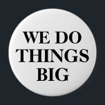 Chapa Redonda De 10 Cm Mostrar botones<br><div class="desc">Botones Pinback de 4 pulgadas muy grandes con las palabras que hacemos las cosas grandes en grandes letras en negrita en blanco y negro clásico con la capacidad de personalizar de la plantilla en línea. Diseñado para ser utilizado en ferias,  convenciones u otras oportunidades de promoción.</div>