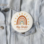 Chapa Redonda De 10 Cm Personalizado Nombre del profesor Boho Arcoiris Su<br><div class="desc">El botón del profesor de color arcoiris con el nombre personalizado Boho Earth Tone es un accesorio único y elegante que combina elementos bohemios y terrenales con un sol arcoiris vibrante. Además del impactante gráfico, el botón también puede ser personalizado con el nombre de su profesor, así como la nota...</div>