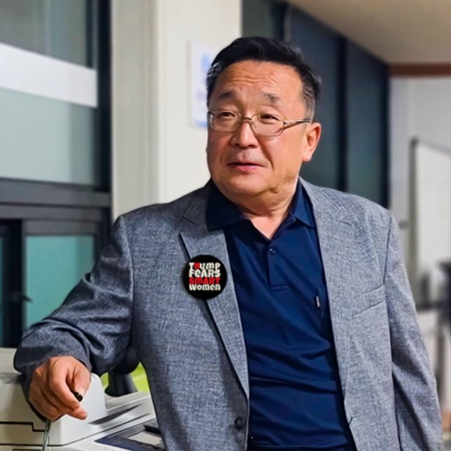 Chapa Redonda De 10 Cm Slogan de protesta anti-triunfo feminista rojo neg (Subido por el creador)