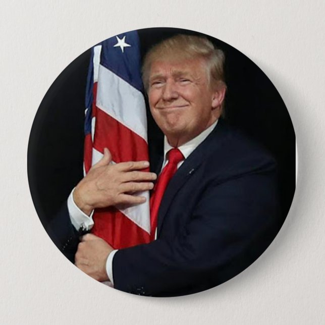 Chapa Redonda De 10 Cm Trump 2020 abrazando la bandera (Anverso)