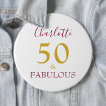 Chapa Redonda De 15 Cm 50 y Fabulous Modern 50th Birthday oro morado<br><div class="desc">Tienes 50 años y eres fabuloso,  hazle saber al mundo que tienes algo de lo que estar orgulloso y celebrar este maravilloso hito de cincuentenario con elegancia y gracia. Añade tu nombre a esta elegante,  elegante,  minimalista tipografía en oro y morado anunciando que tienes 50 años y es fabuloso.</div>