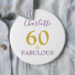 Chapa Redonda De 15 Cm 60 y Fabulous Modern 60th Birthday oro morado<br><div class="desc">60 y un fabuloso grito,  que el mundo sepa que tienes algo de lo que estar orgulloso y celebrar este maravilloso cumpleaños de 60 años con elegancia y gracia. Añade tu nombre a esta elegante,  elegante,  minimalista tipografía en oro y morado anunciando que tienes 60 años y es Fabuloso.</div>