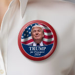 Chapa Redonda De 15 Cm Foto de Donald Trump con bandera estadounidense en<br><div class="desc">Un diseño tradicional con una foto de Trump con una bandera estadounidense ondeando en el fondo. Las fuentes clásicas se utilizan para hacer de esto un diseño clásico para esta elección. Está postulando en las elecciones de 2024 en la primaria republicana. Foto original tomada por Gage Skidmore, </div>