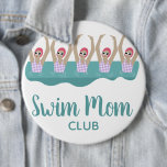 Chapa Redonda De 15 Cm Funny Artistic Synchro Swimmers Swimmers Swim Mom<br><div class="desc">¡Las mamás de baño son las mejores! Cuenta con un moderno ilustracion de mujeres sincronizadas que nadan en una piscina. Los nadadores artísticos presentan un diseño de colores pastel. Cinco mujeres nadando en la piscina. Equipo de natación Guay regalo de verano. regalo sincronizado de equipo de natación, entrenador de equipo...</div>