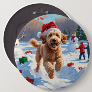 Chapa Redonda De 15 Cm Goldendoodle corriendo en la nieve con sombrero de