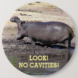 CHAPA REDONDA DE 15 CM "¡MIRA! ¡NO HAY CAVIDAS!" HIPPO CON BOCA AMPLIA AB