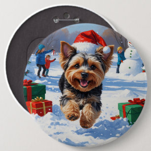 Chapa Redonda De 15 Cm Yorkipoo corriendo en la nieve con sombrero de Nav