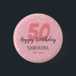 Chapa Redonda De 2,5 Cm 50.ª fiesta de cumpleaños con el rosado de Confett<br><div class="desc">¡Felicitaciones por este enorme hito en tu vida! Este botón tiene un divertido tablero superior de confeti con fechas personalizados y opción de nombre. El botón 50 de la fiesta de cumpleaños se puede cambiar a otras fechas si es necesario. rosa</div>