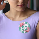 Chapa Redonda De 2,5 Cm 50.ª fiesta de cumpleaños flores rosadas franjas v<br><div class="desc">Un botón elegante para una fiesta de cumpleaños número 50 de una chica. Bandas verticales clásicas, verde azuladas, verdes y blancas como fondo. Con flores rosadas femeninas y femeninas, rosas y peonías como decoración. Un marco con plantillas para un nombre, edad 50 y fecha. El nombre está escrito con escritura...</div>