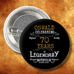 Chapa Redonda De 2,5 Cm 70.º cumpleaños Black Gold Legendario Retro<br><div class="desc">Botones personalizados y elegantes que son fáciles de personalizar para esa fiesta especial de cumpleaños número 70. El diseño retro negro y oro añade un toque de refinamiento a esa celebración especial.</div>