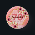 Chapa Redonda De 2,5 Cm 70 cumpleaños fiesta de coral oro dahlia flores<br><div class="desc">Un botón de moda para una fiesta de cumpleaños número 70. Con un marco geométrico en forma de hexágono de oro falso. Decorada con flores de dalia acuáticas de color rosa, crema y coral. Coral vivo con puntos de polka como fondo. Plantillas para un nombre, edad 70 y fecha. Fecha...</div>