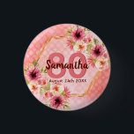 Chapa Redonda De 2,5 Cm 80 cumpleaños fiesta de coral oro dahlia flores<br><div class="desc">Un botón de moda para una fiesta de cumpleaños número 80. Con un marco geométrico en forma de hexágono de oro falso. Decorada con flores de dalia acuáticas de color rosa, crema y coral. Coral vivo con puntos de polka como fondo. Plantillas para un nombre, edad 80 y fecha. Fecha...</div>