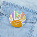 Chapa Redonda De 2,5 Cm ¡Aquí Viene El Uno! Retro Boho Sun 1er cumpleaños<br><div class="desc">Celebre con estilo con estos botones de moda de la fiesta de cumpleaños. Este diseño es fácil de personalizar con la redacción de su evento especial y sus invitados estarán encantados cuando vean estos fabulosos botones de favor. Se pueden encontrar elementos coincidentes en la colección.</div>