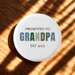 Chapa Redonda De 2,5 Cm Ascendido al regalo del abuelo EST 2025<br><div class="desc">Celebra la gran promoción con este elegante botón Promocionado al abuelo EST 2025! Diseñado en una paleta de colores limpia y neutra, este pin minimalista y moderno es perfecto para invitaciones de bebé, fiestas que revelan sexo o orgullo diario del abuelo. Un conservador reflexivo y asequible para los futuros abuelos...</div>
