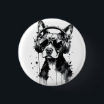 Chapa Redonda De 2,5 Cm Auriculares Guay Dog Mascotas cortos Tinta blanca<br><div class="desc">Sube el estilo con este diseño de perro atrevido y artístico. Con unos audífonos de cachorro chillones,  este ostentoso ilustracion blanco y negro combina la música,  la actitud y el arte moderno. Es perfecto para todo aquel que ame los perros,  los latidos y las animaciones expresivas.</div>
